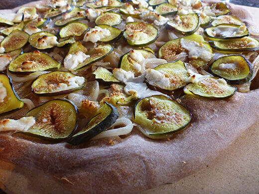 Roasted Fig Pizza with Caramelized Onion and Goat Cheese Roasted fig pizza with caramelized onion and goat cheese