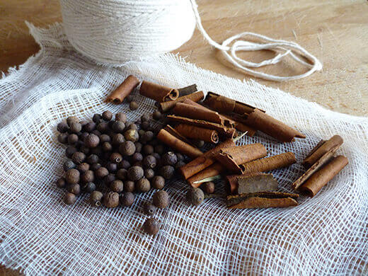 Prepare a spice sachet with cinnamon and allspice