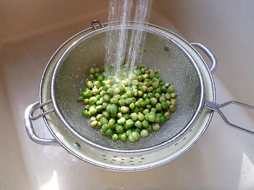 Rinse nasturtium seeds under running water