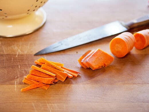 Cut carrots into thin matchsticks