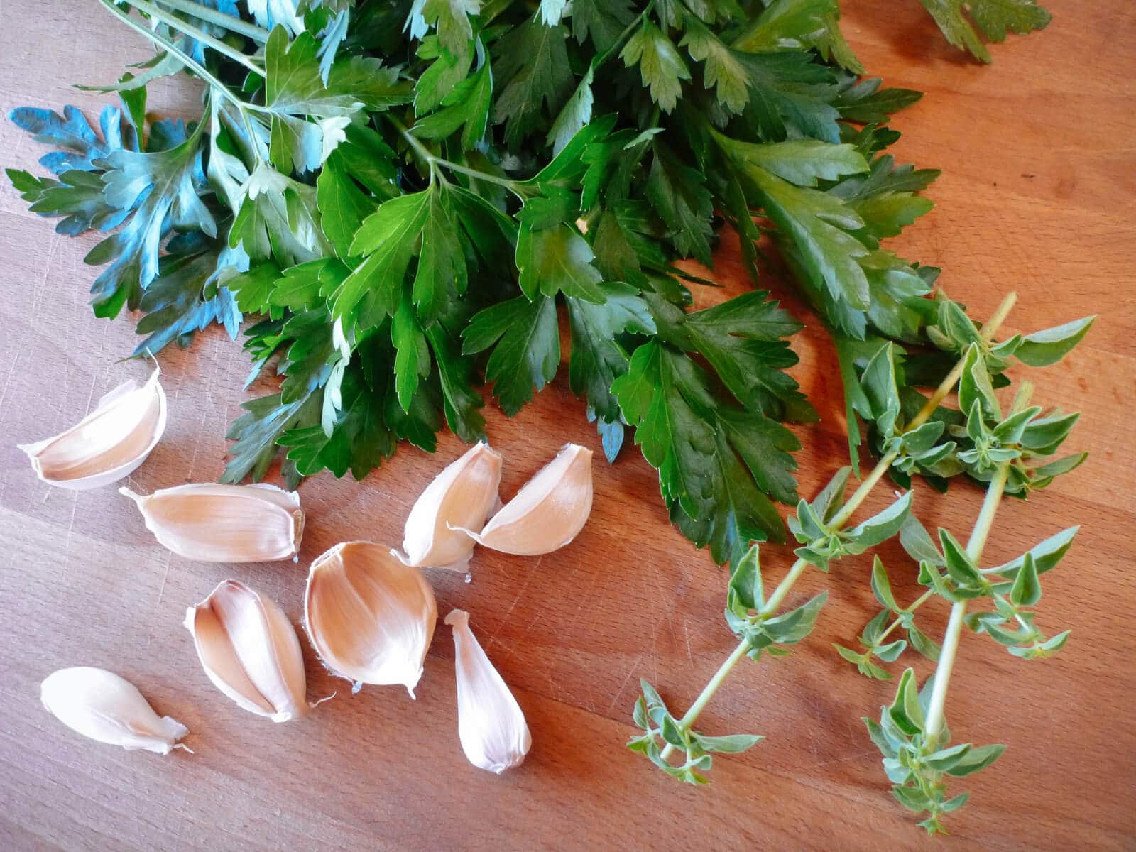 Parsley, garlic, and oregano for making chimichurri