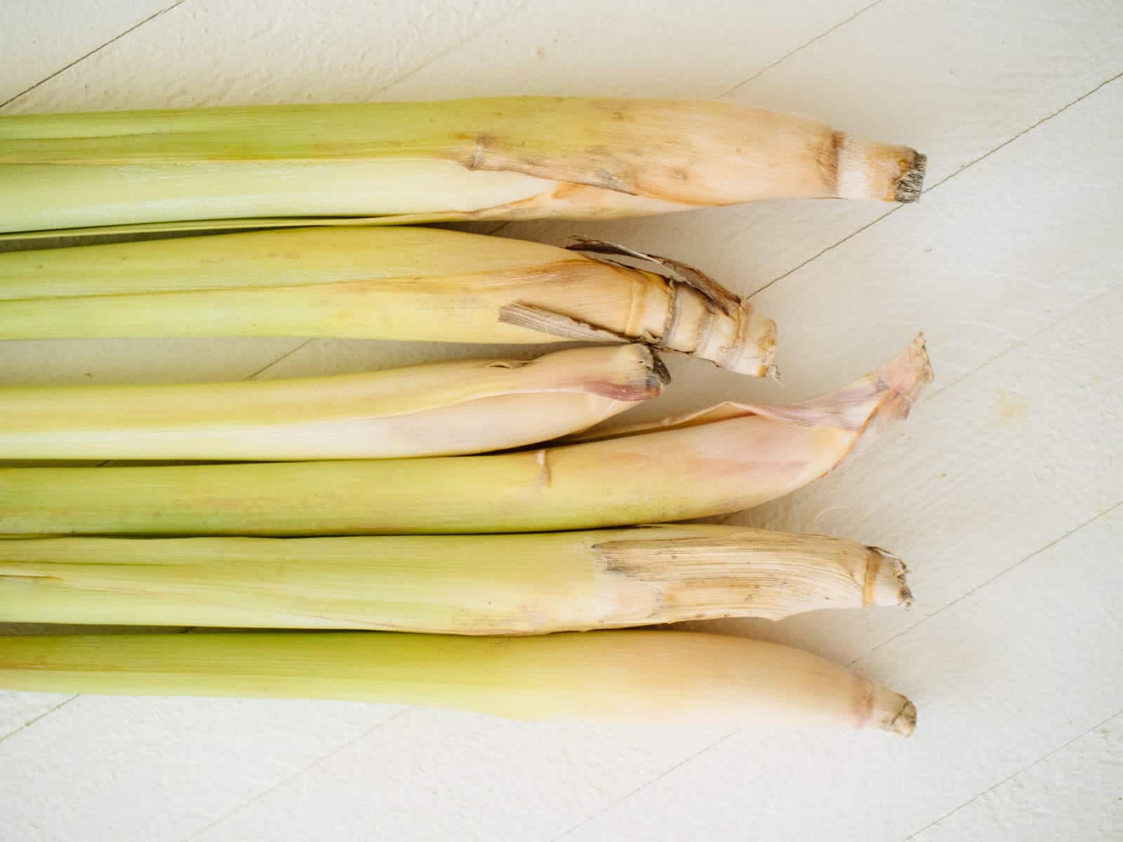 Use healthy lemongrass stalks with the base intact